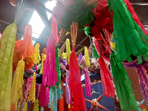 Piñatas, la colorida tradición que anuncia la Navidad