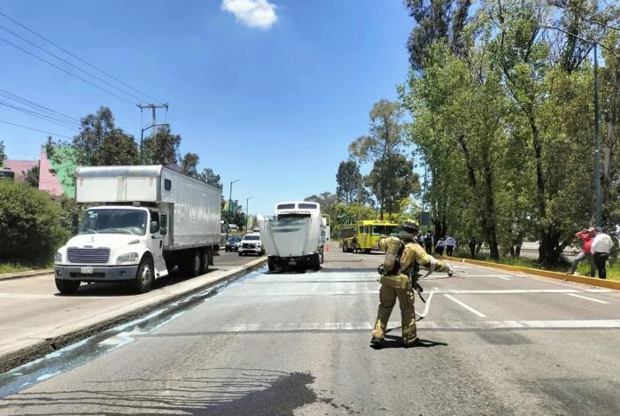Pipa con 36 mil litros de gasolina se incendia en libramiento de Morelia y evitan tragedia