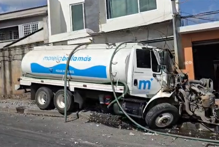 Pipa del Ayuntamiento de Morelia se queda sin frenos y deja cuantiosos daños materiales