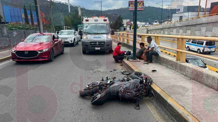 Pipa embiste a motociclista en la avenida Camelinas