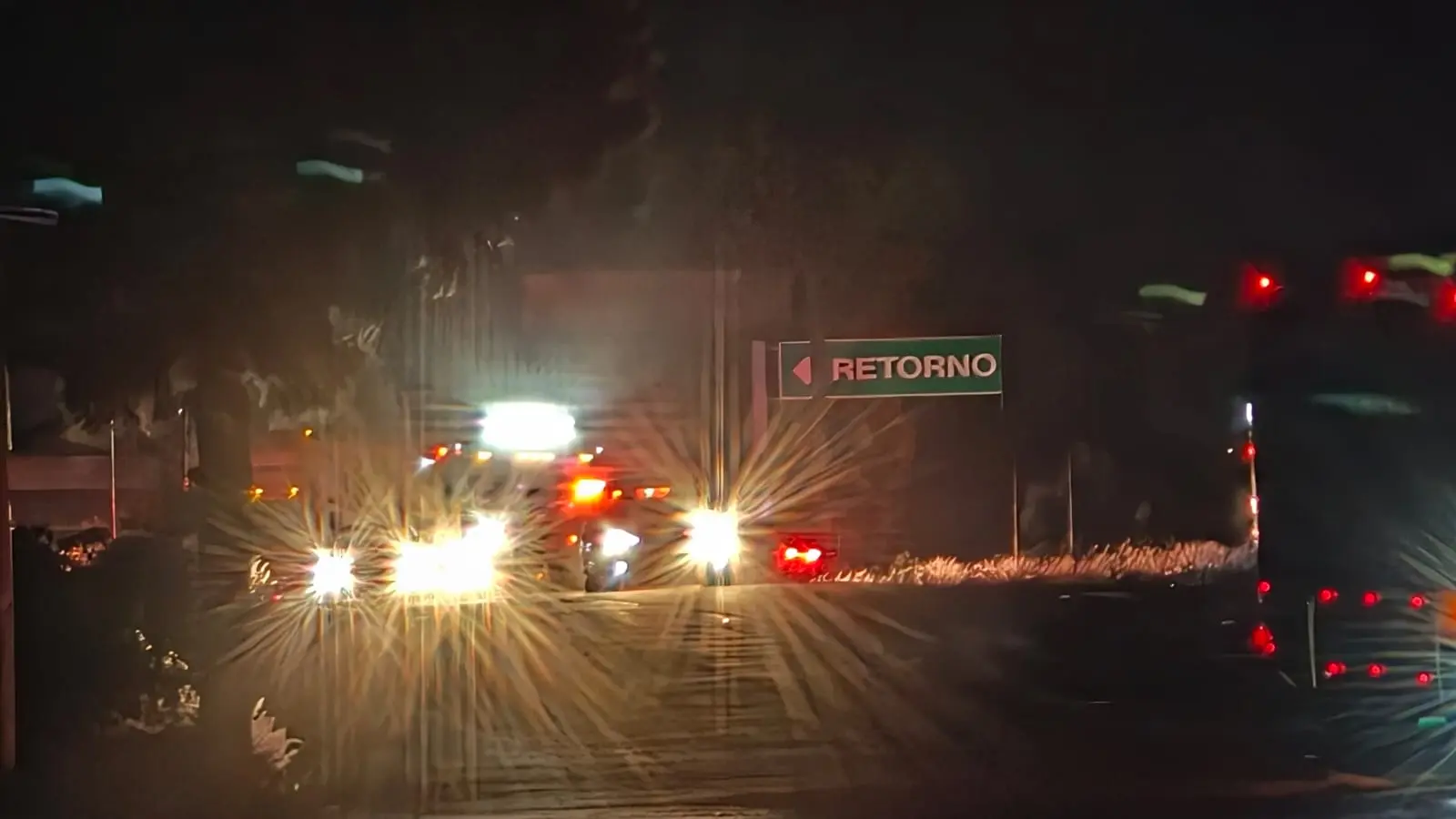 Pipa se incendia tras choque contra tractocamión, en la Siglo XXI