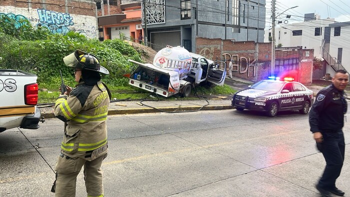 Pipa se queda sin frenos y choca contra vehículos y postes