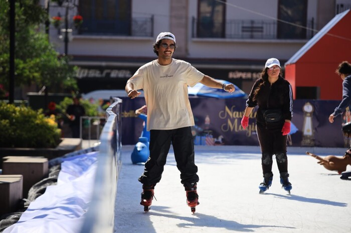 Pista de hielo en Plaza Melchor Ocampo sumó alrededor de 40 mil usuarios