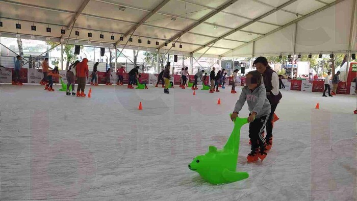 Pista de hielo en Villa Navideña Michoacán 2024-2025, llena de felicidad a todo aquel visitante