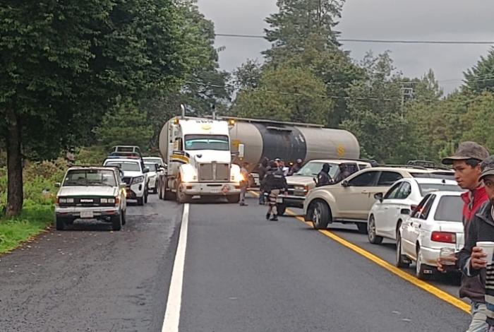 Pobladores cierran carretera Uruapan–Paracho–Pomacuarán para exigir seguridad