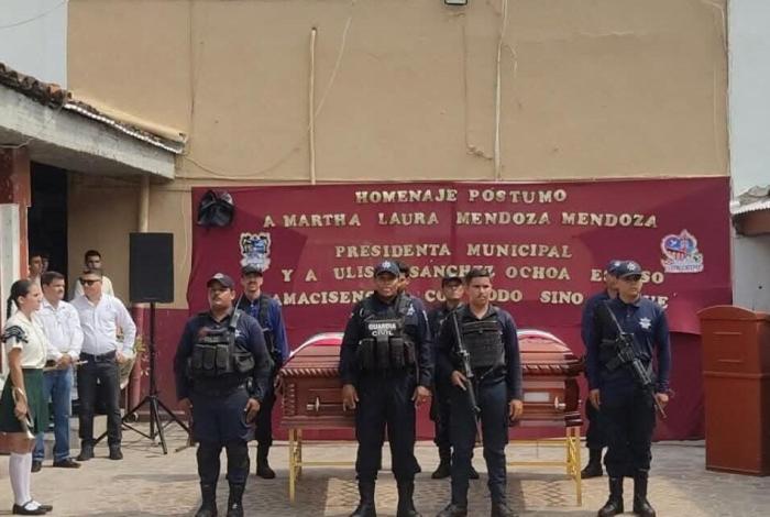 Pobladores de Tepalcatepec despiden a su presidenta municipal, Martha Laura Mendoza