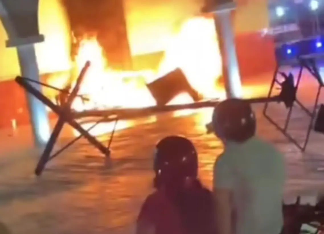 Pobladores incendian Palacio Municipal de Tzucacab tras muerte de detenido