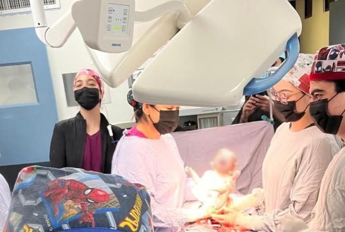 Poder femenino: dos niñas, las primeras recién nacidas de 2026