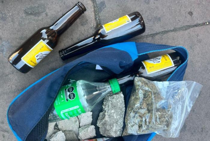 Policía Morelia aseguró a sujeto que portaba objetos peligrosos y presunta droga al exterior del Congreso del Estado