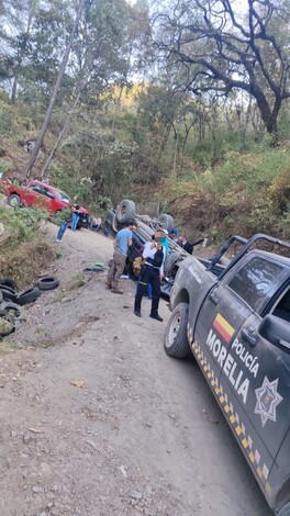 Policía Morelia atiende volcadura de vehículo en zona rural