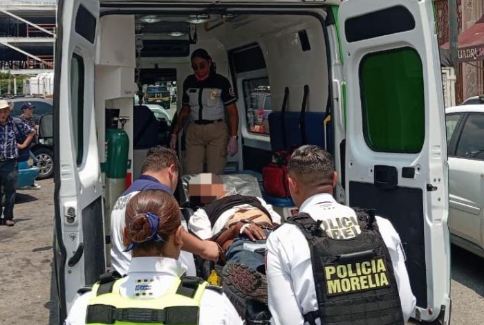 Policía Morelia auxilia a persona desvanecida en el Centro Histórico