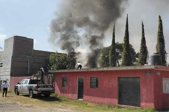 Policía Morelia ayuda a sofocar incendio en la colonia Vicente Guerrero, Morelia