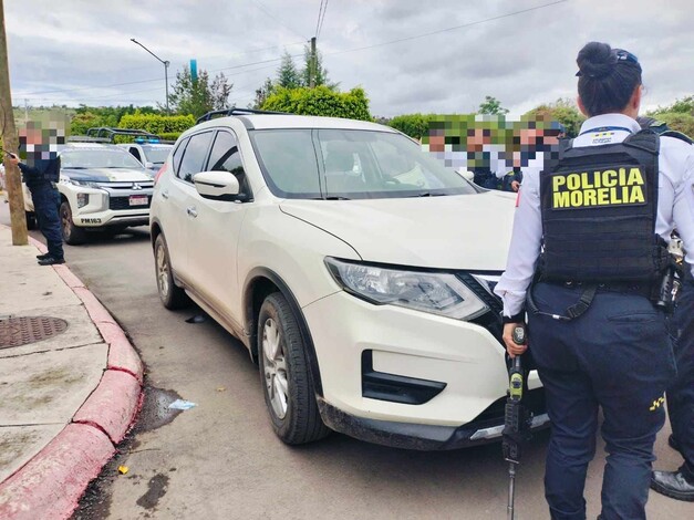 Policía Morelia detiene a 3 hombres en posesión de armas y vehículo con placa de un auto robado 