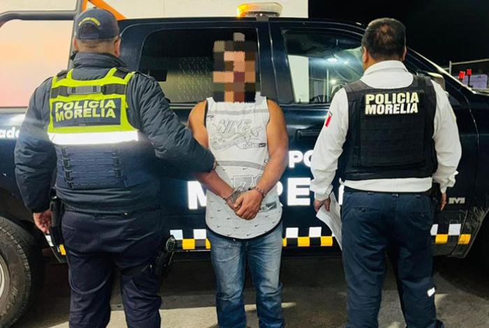 Policía Morelia detiene a masculino por agredir a un agente