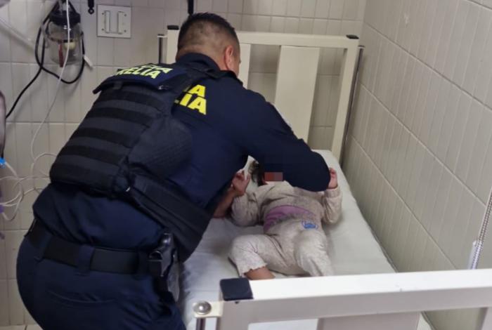 Policía Morelia salva a niña en emergencia médica
