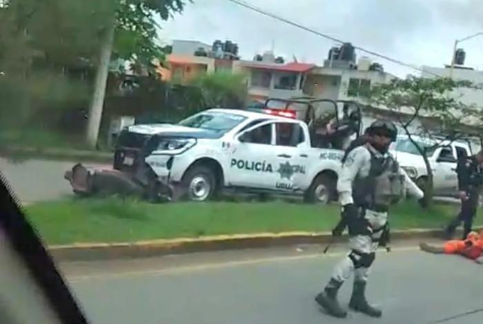 Policía Municipal de Uruapan atropella a adulto mayor que iba en motocicleta