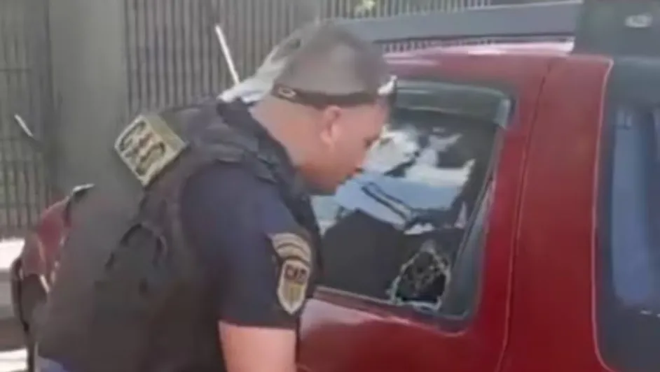 Policía saca a niño de 2 años encerrado de un auto a 32 grados