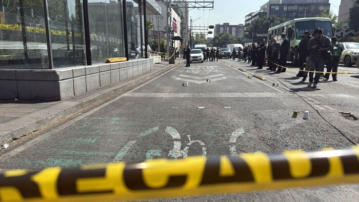 Policías abaten a sujeto que asalta a mujer cerca del Metro de CDMX