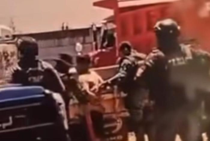 Policías de élite de Chiapas golpeando con una tabla a un joven detenido (VIDEO)