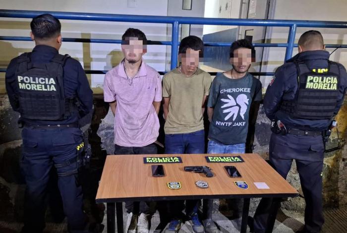 Policías de Morelia detienen a tres hombres que asaltaron a transeúnte en Lago 3