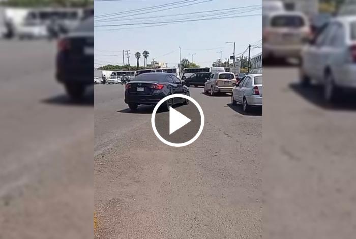 Policías de Zamora transportan a personas a hospitales, por bloqu3os en accesos