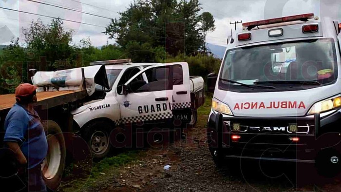 Policías desbaratan patrulla con un camión en la Uruapan-Los Reyes