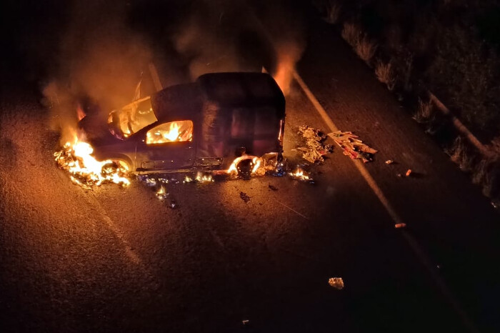 Policías municipales disparan a normalistas tras robo y quema de una patrulla; hay 1 detenido