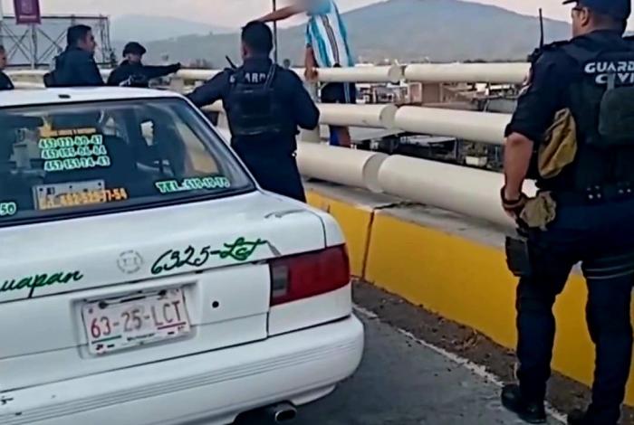 Policías salvan la vida de un joven que amagaba con arrojarse de puente en Uruapan