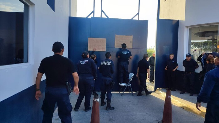 Policías toman Cuartel de Apatzingán; exigen permisos y espacios dignos de descanso