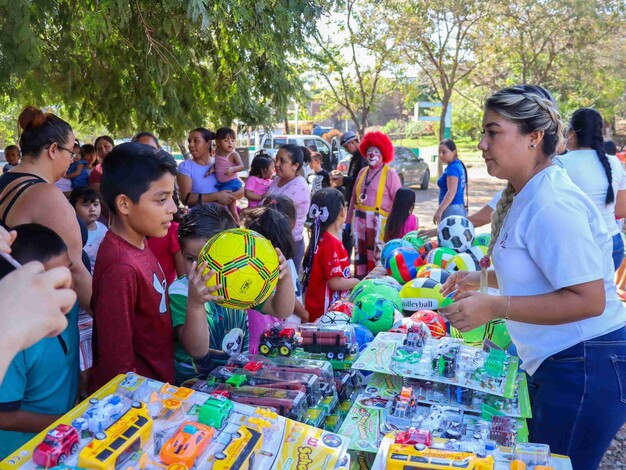 Por Cuarto Día, DIF Municipal Sigue Llevando Alegría a la Niñez de Lázaro Cárdenas Con Entrega De Juguetes