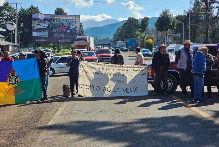 Por “Día de la Raza” comuneros bloquean carreteras de Michoacán