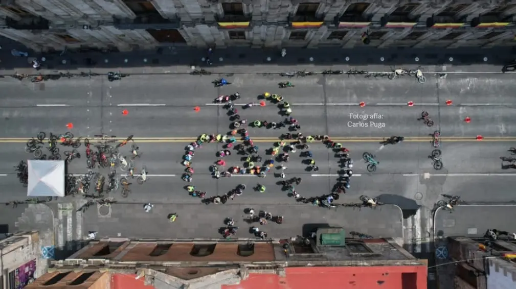 Por el Día Mundial de la Bicicleta, decenas de personas participan en Bici Monumental Humana