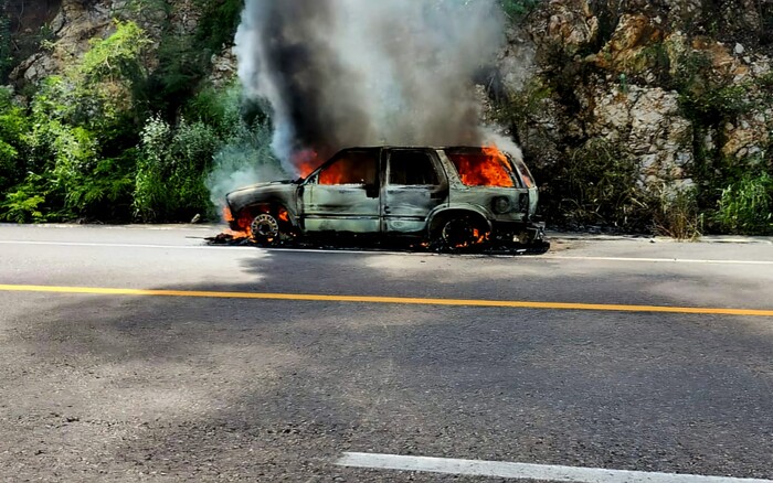 Por falla mecánica, arde camioneta en la Siglo XXI