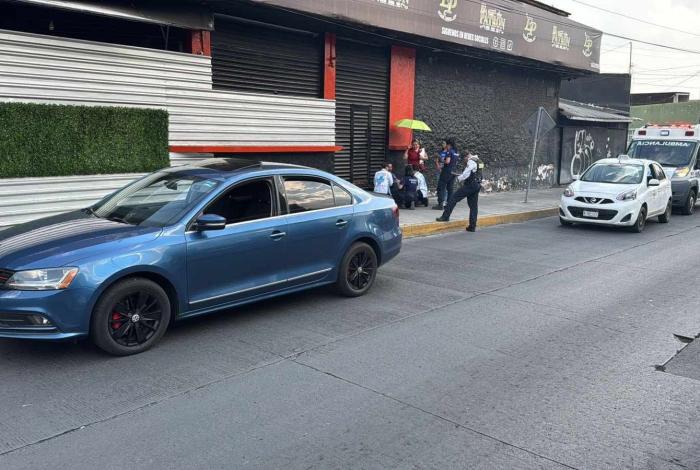 Por incidente de tránsito, golpea a adulto mayor con una manopla de acero