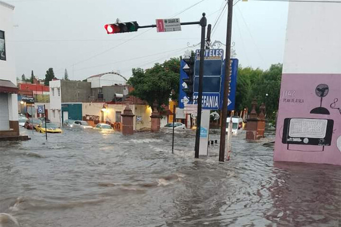 Por la lluvia cierran circulación en cruce de Tata Vasco y Madero, en la Poza Rica