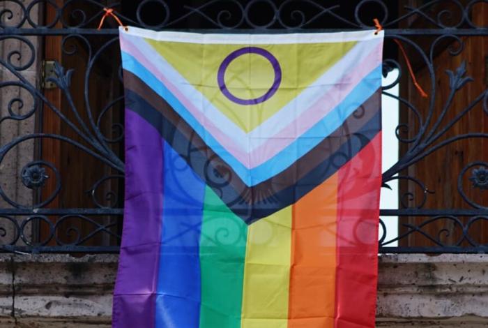 Por segunda vez, cuelgan bandera arcoíris en el Congreso