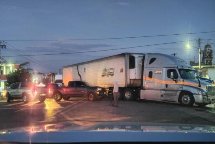 Por segundo día, bloqueos mantienen paralizada la carretera Uruapan-Los Reyes