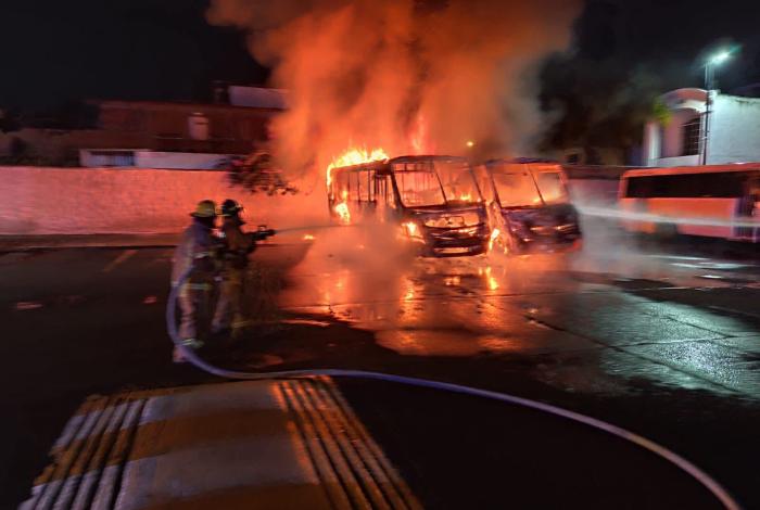 Por supuesta falla mecánica, se incendian dos camiones suburbanos en Terminal Sur