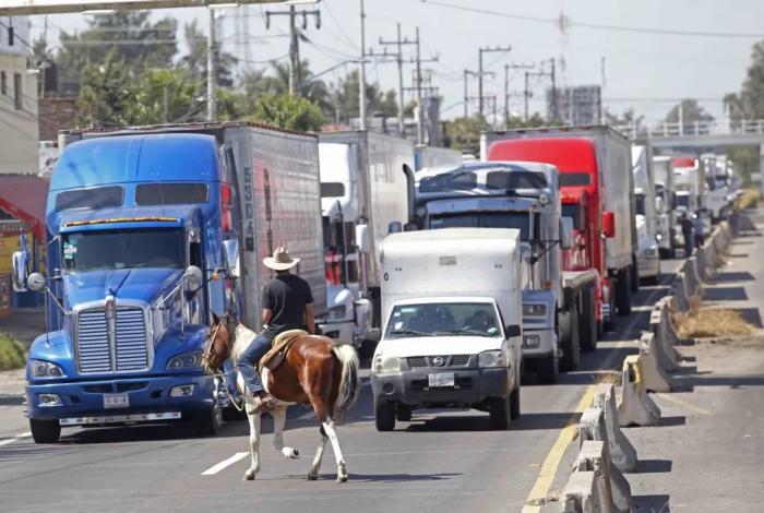 Por tercer día, continúa megabloqueo de transportistas y productores en Michoacán