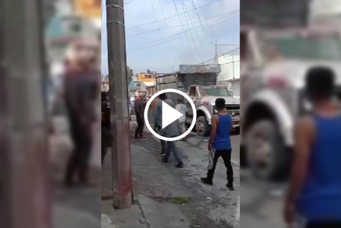 Prenden fuego a camión recolector de basura, con todo y conductor, en Morelia
