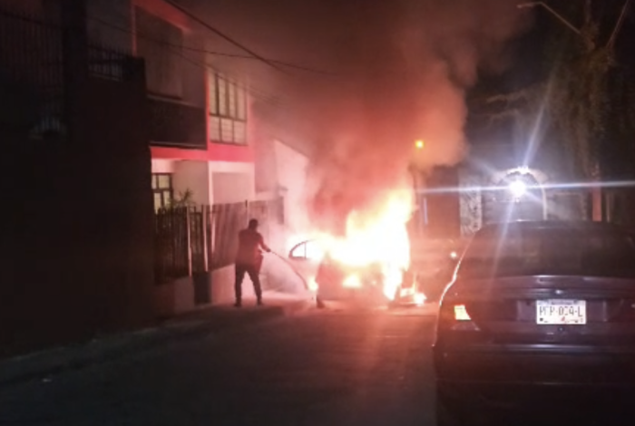 Prenden fuego a un taxi con bombas molotov en Uruapan