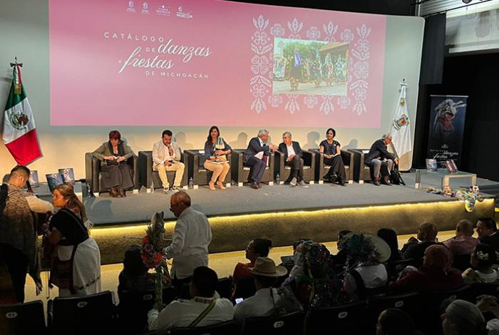 Presenta Bedolla catálogo que inmortaliza riqueza de danzas y fiestas de Michoacán