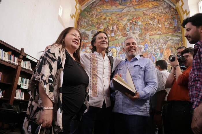 Presenta Bedolla la editorial de Michoacán Cuarta República