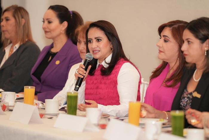 Presenta Gladyz Butanda proyectos con perspectiva de género ante empresarias