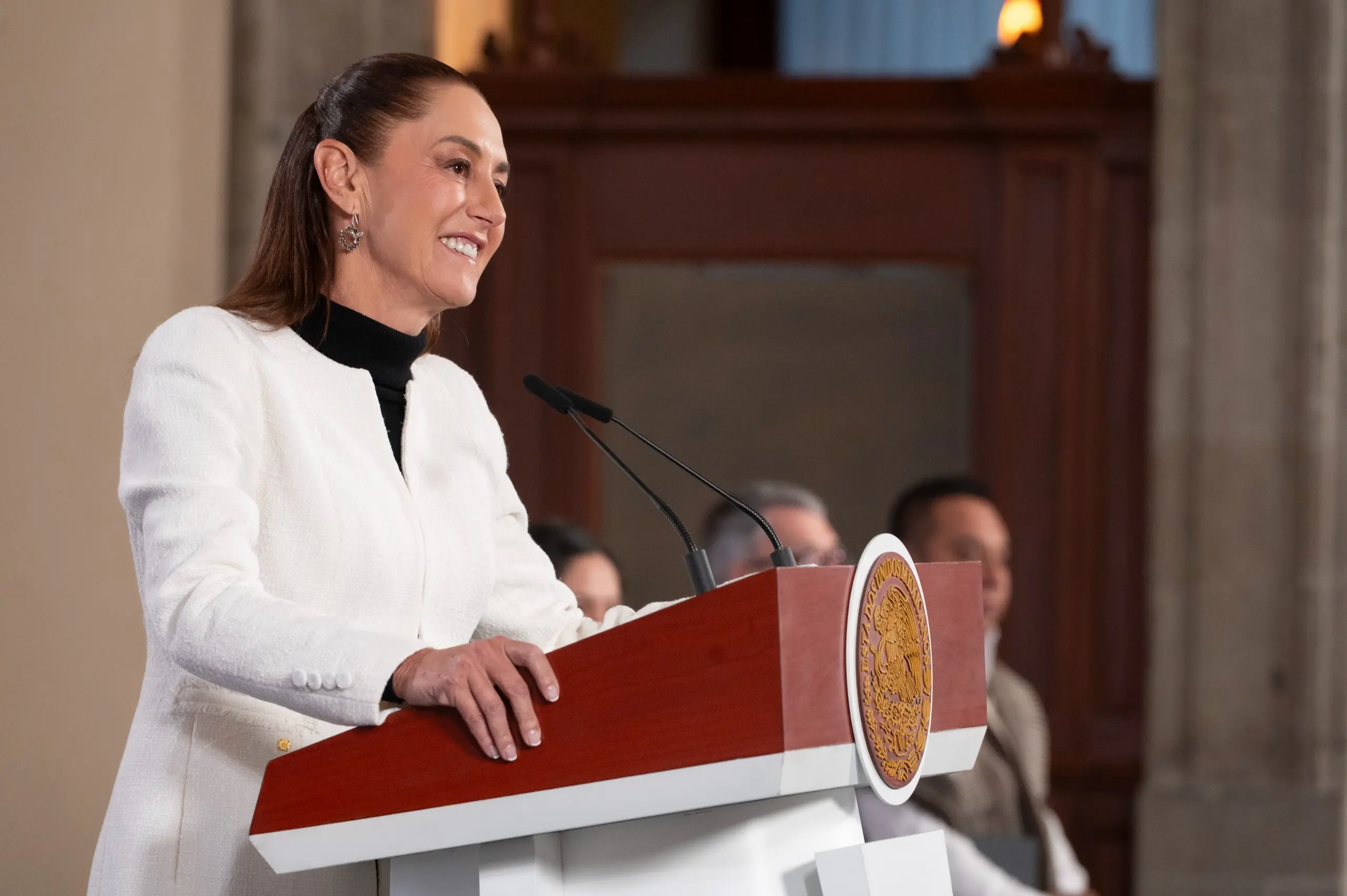 PRESIDENTA CLAUDIA SHEINBAUM DESTACA INICIO DEL 2026 CON GANANCIA DEL PESO FRENTE AL DÓLAR, AUMENTO DEL SALARIO E INCREMENTO DEL 13.6% EN LLEGADA DE VISITANTES INTERNACIONALES