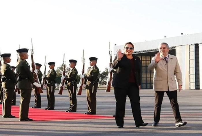 Presidenta de Honduras llega a Ciudad de México para iniciar una visita oficial