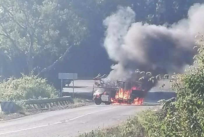 Presunta reunión de líderes del crimen en Jalisco detonó bloqueos; 21 puntos afectados en Michoacán