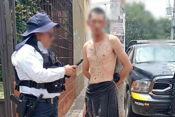 Presunto ladrón es sometido y atado a poste por vecinos en Villas del Pedregal