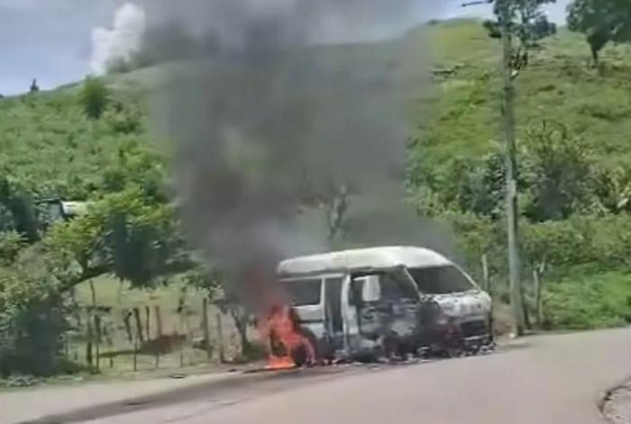Presuntos integrantes del crimen organizado queman combi del servicio público en Zitácuaro
