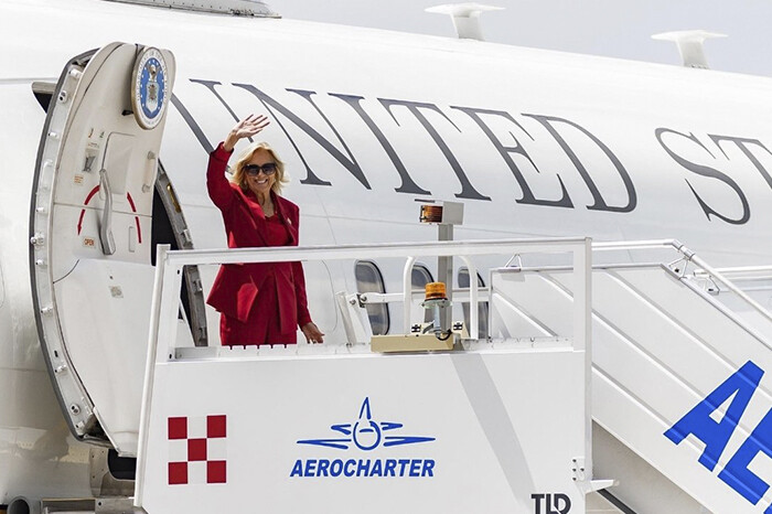 Primera dama de EUA, Jill Biden, llega a México para la investidura de Sheinbaum